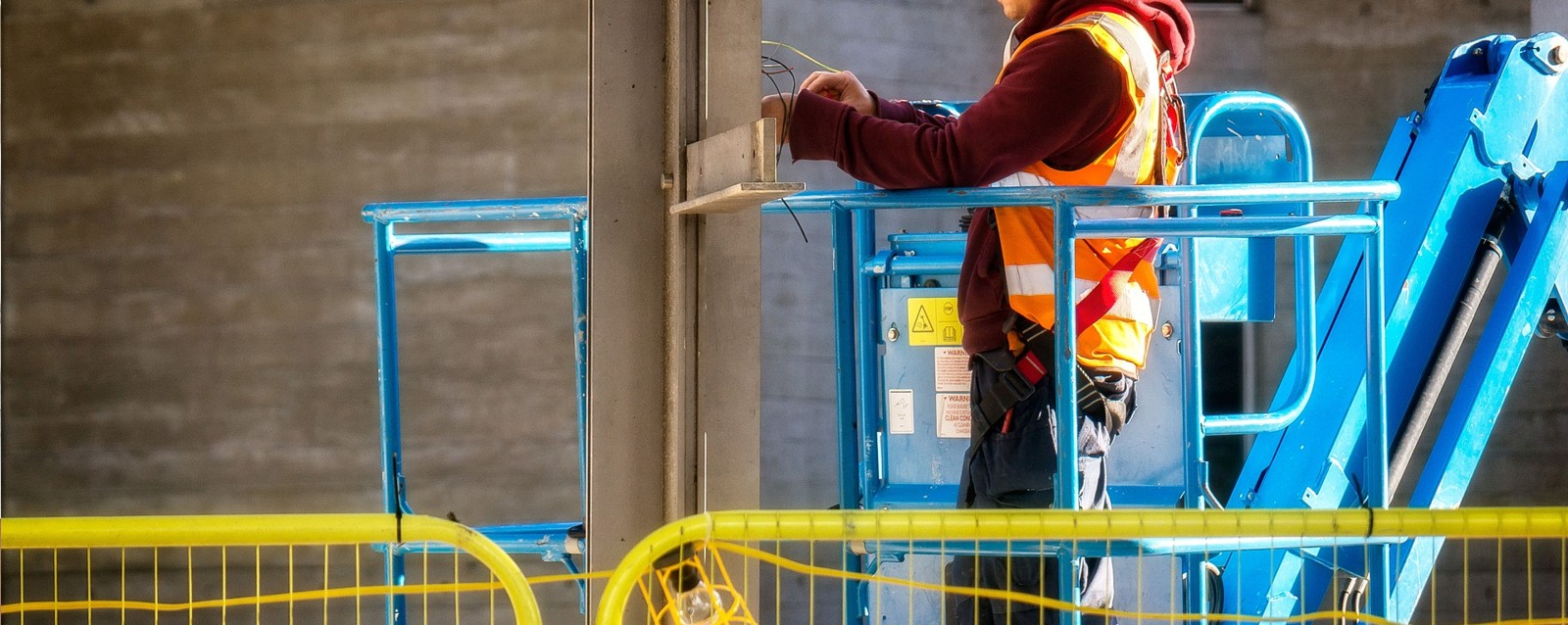 REMONDINI IMPIANTI - utilizzo di macchinari idonei all'installazione in quota