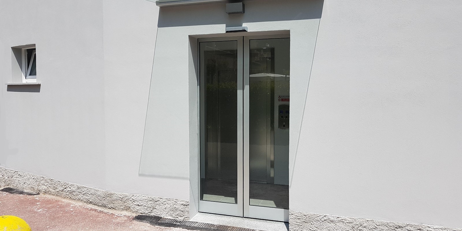 REMONDINI IMPIANTI - automazione porta ingresso ufficio aziendale