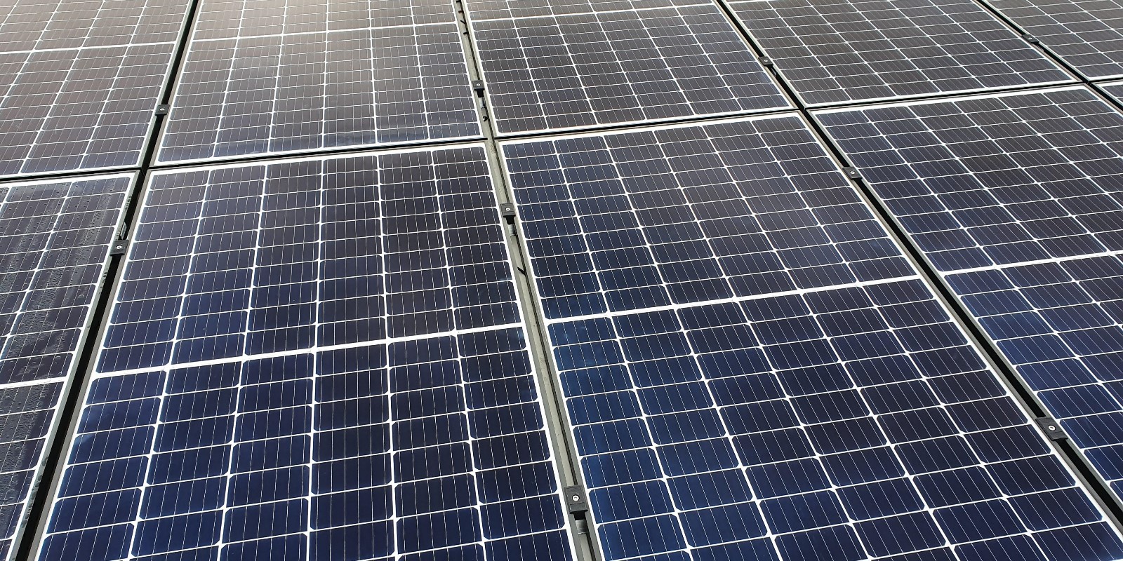 REMONDINI IMPIANTI - impianto di pannelli solari posizionato su tetto di un'abitazione