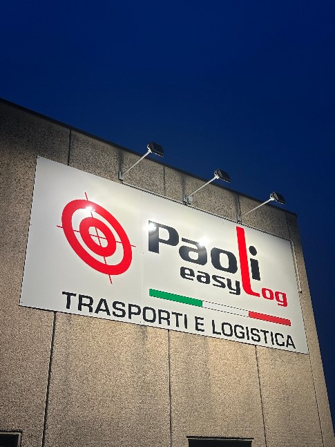 Insegna installata copn illimunazione Paoli easylog fatto da Remondini Impianti
